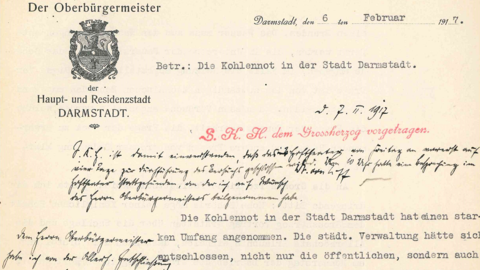 Bericht über die Kohlennot in der Stadt Darmstadt (HStAD, D 8, 136/29) Beginn eines Berichts über die Kohlennot in der Stadt Darmstadt und Vorschlag zur Schließung des Theaters. Briefkopf des Oberbürgermeisters und handschriftliche Vermerke (HStAD, D 8, 136/29)