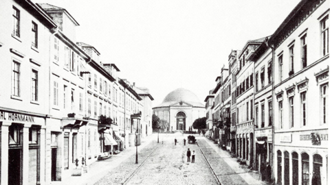 Historisches Foto: Blick in die obere Wilhelminenstraße auf die Ludwigskirche in Darmstadt, 1880 (HStAD, R 4, 15002)
