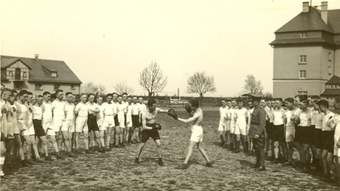 Historisches Foto: Mitglieder der Hessischen Schutzpolizei bei einer Boxübung (HStAD, R 4, 17814)