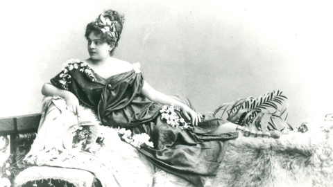 Historisches Foto: Die Schauspielerin Friederike Eichelsheim, auf einer Ottomane liegend, 1905 (HStAD, R 4, 18078)