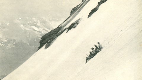 Historisches Foto: Vier Personen auf einem Sportrodel bei der Abfahrt auf einem Steilhang, im Hintergrund Berggipfel, 1904 (HStAD, R 4, 20984/40)