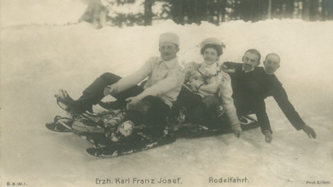 Erzherzog Karl Franz Josef, eine Frau und zwei Männer auf einem Rodelschlitten (HStAD, R 4, 42574-2-a) Historisches Foto: Erzherzog Karl Franz Josef, eine Frau und zwei Männer auf einem Rodelschlitten (HStAD, R 4, 42574-2-a)