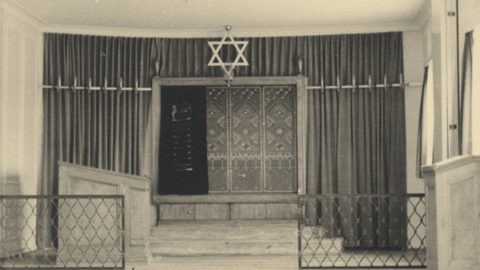 Blick auf den Torah-Schrein der Synagoge in der Osannstraße in Darmstadt, um 1960 (HStAD, R 4, 8229) Historisches Foto: Blick auf den Torah-Schrein der Synagoge in der Osannstraße in Darmstadt, um 1960 (HStAD, R 4, 8229)