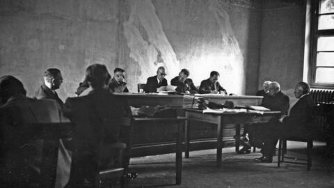 Spruchkammerverhandlung gegen Wilhelm Karl Gerst (1887–1968), Schriftleiter der Frankfurter Rundschau, im Sitzungssaal des Frankfurter Amtsgerichts am 14.10.1946 (ISG FFM S7Ko Nr. 868) Historisches Foto: Spruchkammerverhandlung gegen Wilhelm Karl Gerst (1887–1968), Schriftleiter der Frankfurter Rundschau, im Sitzungssaal des Frankfurter Amtsgerichts am 14.10.1946 (ISG FFM S7Ko Nr. 868)