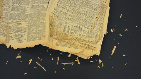 Papierzerfall einer Zeitung Modernes Foto: Zerfallendes Zeitungspapier