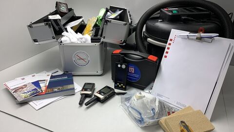 Arbeitsausstattung der Archivberatung Hessen: Informationsmaterial, Feuchtigkeitsmesser, Koffer mit Untersuchungsgeräten, Staubsauger und anderes