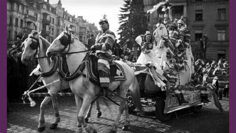 Motivwagen auf dem Faschingsumzug in Wiesbaden, 1949 (HHStAW, 3008/2, 20048) Historisches Foto: Ein von Pferden gezogener Motivwagen eines Karnevalvereins beim Faschingsumzug in Wiesbaden, 1949 (HHStAW, 3008/2, 20048)