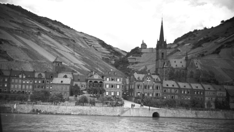 Lorchhausen lag im "Flaschenhals". Eine Verbindung gab es nur nach Lorch oder Kaub - oder über den Rhein (HHStAW, 3008/2, 1834) Historisches Foto: Panorama von Lorchhausen, 1939 (HHStAW, 3008/2, 1834)