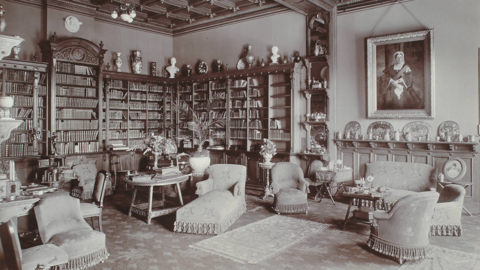 Historisches Foto: Blick in das Bibliothekszimmer im Neuen Palais in Darmstadt, 1892 (HStAD, D 27 A, 9/2-4)