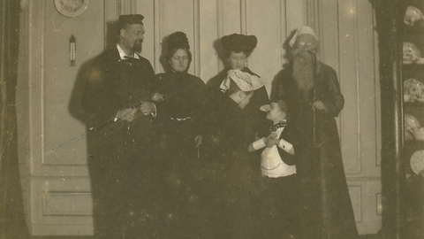 Anderes Alter, anderes Geschlecht, anderer Beruf und Stellung: Fasching gibt die Möglichkeit, andere Rollen auszuprobieren. Foto um 1909 (HStAD, D 27 B, 400/1-4) Historisches Foto: Kinder der Familie zu Hohensolms-Lich in Verkleidung, um 1909 (HStAD, D 27 B, 400/1-4)