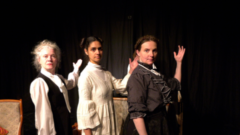 "Nur berühmt" von Luise Büchner Szenenfoto: Drei Darstellerinnen der BüchnerBühne im Stück "Nur berühmt" von Luise Büchner