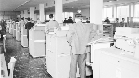 Historisches Foto: Mitarbeiter des Statistischen Bundesamts an IBM-Tabelliermaschinen (HHStAW, 3008/2, 12264)