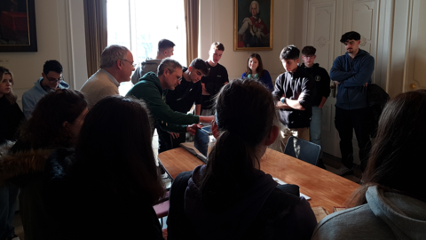 Interessierte Blicke: Schulbesuch aus Athen im Staatsarchiv Darmstadt Foto: Eine Schülergruppe betrachtet Archivalien