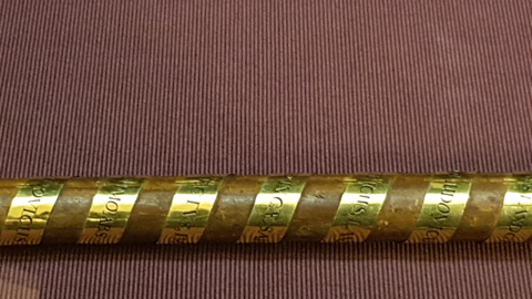 Stab der "Bettlade der Hl. Elisabeth", umwunden mit Goldblech mit eingravierter Genealogie des Hauses Hessen Modernes Foto: Stab der "Bettlade der Hl. Elisabeth", umwunden mit Goldblech mit eingravierter Genealogie des Hauses Hessen