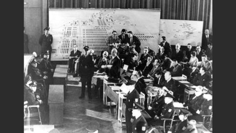 Prozess-Eröffnung im Frankfurter Römer Historisches Foto: Polizisten und Angeklagte im Sitzungssaal vor einem Lageplan des Vernichtungslagers Auschwitz