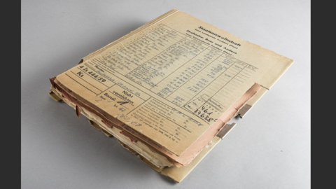 Band 1 der Hauptakte mit der Eröffnung des Ermittlungsverfahrens Modernes Foto: Aktenband mit handschriftlichen Vermerken auf der Vorderseite
