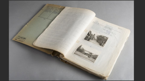 Aktenvermerk von Untersuchungsrichter Heinz Düx über seinen Besuch des ehemaligen Konzentrationslagers Auschwitz vom 26. bis 28. Juli 1963, mit selbsterstellten Fotos vom Lagergelände Modernes Foto: aufgeklappte Akte mit eingeklebten Fotos