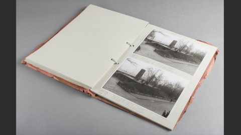 Fotos vom Ortstermin auf dem Gelände des ehemaligen KZ Auschwitz vom 14. bis 16. Dezember 1964 Modernes Foto: aufgeklappte Akte mit eingeklebten Fotos