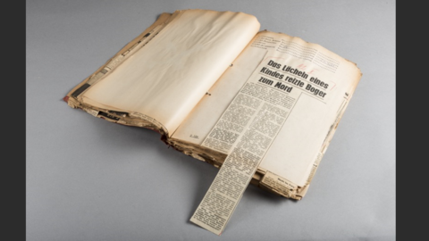 Presseheft Modernes Foto: aufgeklappter Aktenband mit eingeklebten Zeitungsausschnitt.