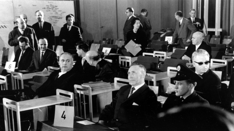 Delantero derecho: Los acusados Wilhelm Boger y Victor Capesius durante el primer Proseco de Auschwitz de Fráncfort Fotografía