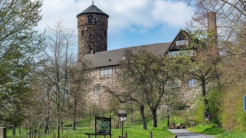 Modernes Foto: Blühende Bäume, dahinter die Burg