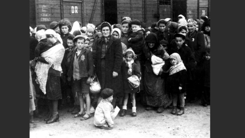 Ankunft deportierter jüdischer Frauen und Kinder in Auschwitz II – Birkenau Historisches Photo: Frauen und Kinder vor einem Güterwagen