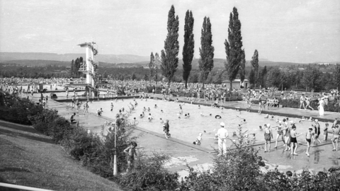 Badebetrieb im Schwimmbad Kleinfeldchen in Wiesbaden, um 1970 (HHStAW, 3008/47, 3942) Historisches Foto: Blick auf das gutbesuchte Schwimmerbecken und den Sprungturm