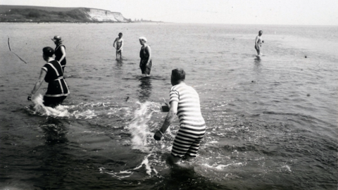 Historisches Foto: Männer und Frauen planschen im Wasser
