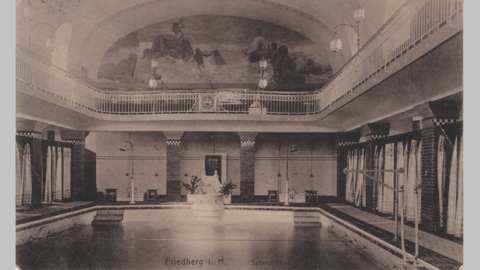 Historisches Foto: Schwimmhalle mit Schwimmbecken, umlaufender Galerie und Wandgemälde