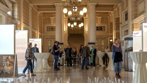 Foto: Menschen im Foyer des Staatsarchivs Darmstadt - Haus der Geschichte