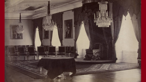 Der Kaisersaal im Darmstädter Schloss, 1864 (HStAD, D 27 A, 8/67) Historisches Foto: Blick in einen prächtig ausgestatteten Saal mit Lehnstühlen, einem Thron, Kronleuchtern und einem abgedeckten Flügel