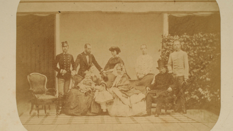 Kamen zu Besuch: "Die allerhöchste Kaiserfamilie" des Kaisers von Österreich (HStAD, R 4, 21015 UF) Historisches Foto: Gruppenfoto mit Frauen, Männern und Kindern