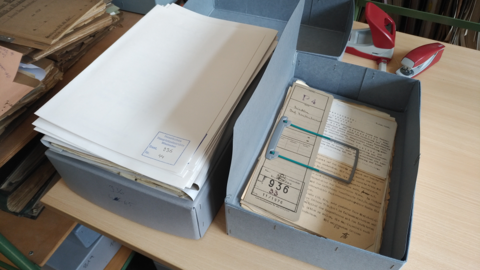 Alltag im Archiv: Umgang mit historischen Schriftstücken Modernes Foto: Akten im Archivkarton