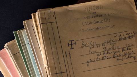 Entschädigungsakten des Hessischen Hauptstaatsarchivs Wiesbaden Modernes Foto: Ein Stapel von Entschädigungsakten