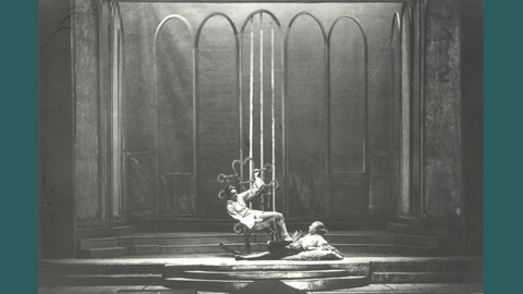 Szene aus der Darmstädter Erstaufführung von Büchners Lustspiel "Leonce und Lena", 1923 (HStAD, R 4, 15586) Historisches Foto: Zwei Schauspieler in der Mitte einer leeren Bühne, dahinter Kulissen