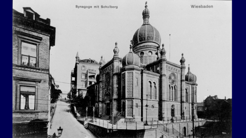 Historisches Foto: Blick auf die Synagoge am Michelsberg, links ein Wohnhaus