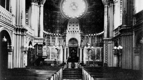 Blick auf den Torahschrein in der Synagoge am Michelsberg, 1869 (HHStAW, 3008/1, 13816) Historisches Foto