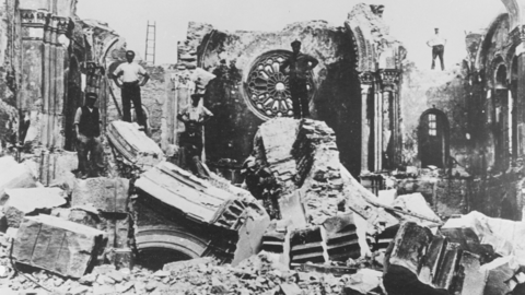 Historisches Foto: Männer stehen auf Trümmern