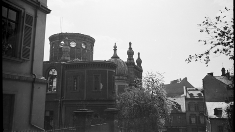 Historisches Foto: Wohnhaus, daneben Ruinen