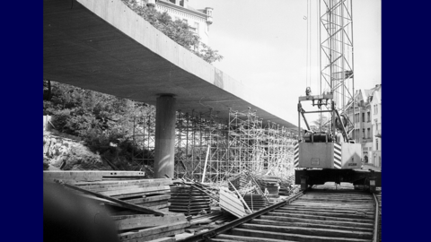 Historisches Foto: Rohbau einer Straßenbrücke, rechts Baugeräte