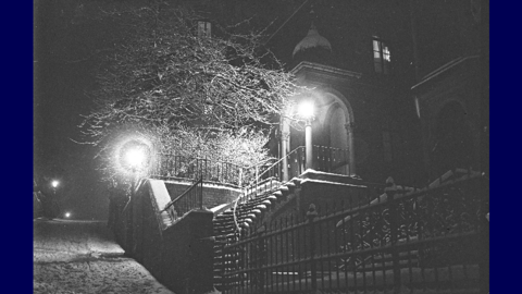 Historisches Foto: Verschneite Straße, Bäume und Straßenbeleuchtung