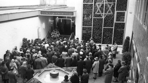 Historisches Foto: Menschenmenge im Innenhofe der Synagoge