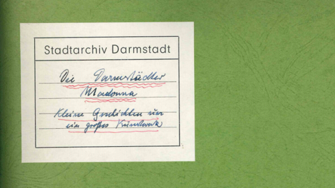 Modernes Foto: Handbeschriebenes Etikett auf einem grünen Aktendeckel