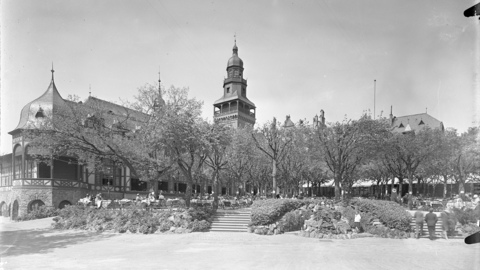 Gesamtansicht des Hotels mit altem Baumbestand 1928, Foto-Pallmann, Wiesbaden (HHStAW, 3008/1, 34972) Historisches Foto: Gesamtansicht des Hotels mit altem Baumbestand