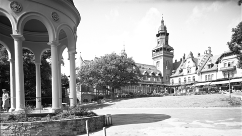 Der Monopteros und das Hotel im Jahr 1961 (HHStAW, 3008/2, 1227) Historisches Foto: Vorne links der Monopteros, im Hintergrund rechts das Hotel