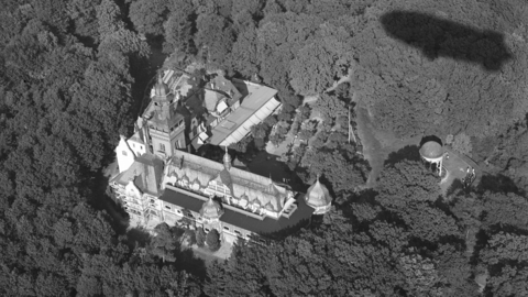 Luftbild der Gesamtanlage, 1960 (HHStAW, 3008/47, 8281) Historisches Luftbild: Gebäudekomplex im Wald