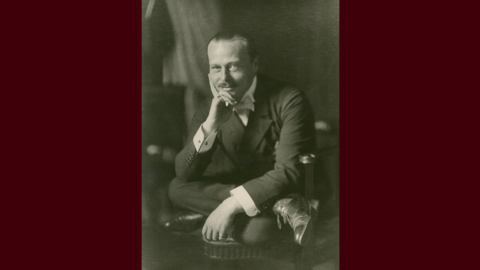 Locker: Großherzog Ernst Ludwig von Hessen, um 1905 (HStAD, D 27 A, 81) Historisches Foto: Mann sitzt mit verschränkten Beinen auf einem Stuhl oder Hocker