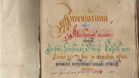 Quer durch den Farbkasten: Titelblatt des Inventariums (HStAM, 4 B, 808) Historisches Schriftstück in gelber, roter, grüner und blauer Tinte