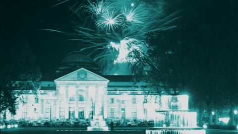 Historisches Foto: Blick auf das Kurhaus Wiesbaden, dahinter aufsteigende Feuerwerksraketen