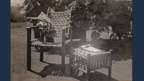 Möbel aus der Schreinerei der Farm (HStAD, O 13, 679) Historisches Foto: Geflochtener Sessel und Beistelltisch